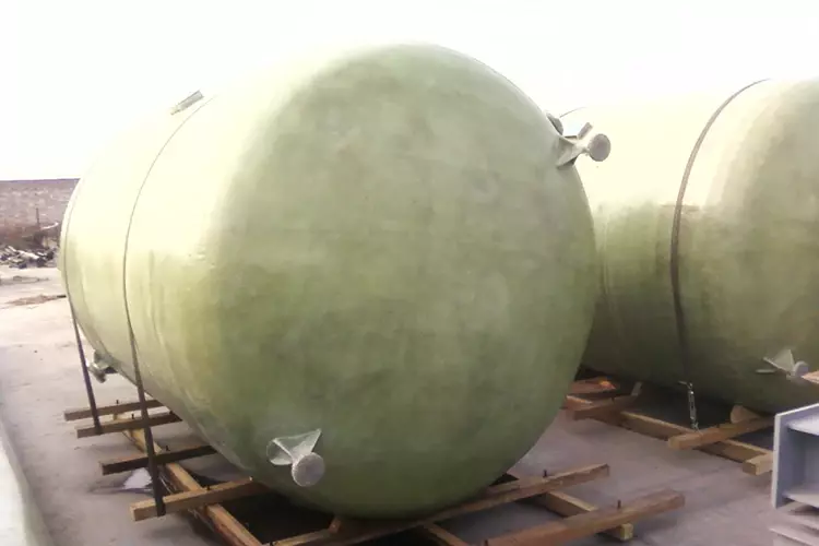 Ёмкость для щелочей на производстве